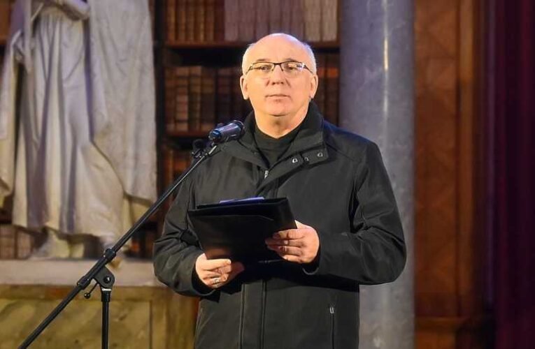 A megbékélés útja vagy politikai illúzió? Megszólalt a pannonhalmi főapát a választási megosztottságról