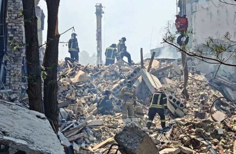 Alvó diákokra támadt az ukrán légierő – Hat tinédzser meghalt, 39 megsérült