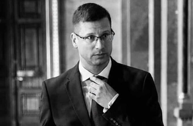 Gulyás Gergely keményen beleállt a védett üzemanyagárakat eltörlő Magyar Péterbe