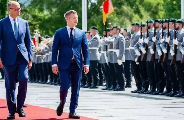 Idegenben gyalázta a hazai közjogi méltóságot: Magyar Péter Berlinben, a német kancellár mellett rontott neki Sulyok Tamásnak