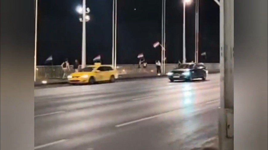 Totális háborút hirdettek, Erzsébet híd, magyar zászló, nemzetgyalázás