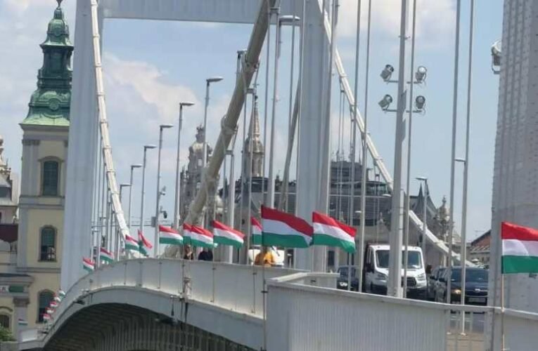 Megelégelték a hazafiak a propagandát: eltávolították a szivárványos jelképeket az Erzsébet hídról