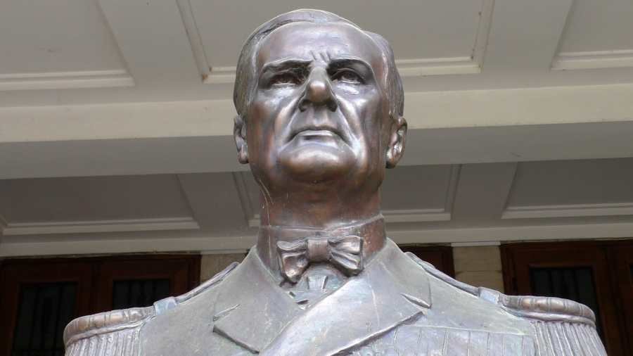 Horthy Miklós mellszobra