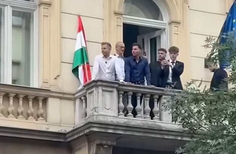 Hazaáruló! – Skandálta a tömeg a migrációellenes tüntetőket hergelő Magyar Péternek