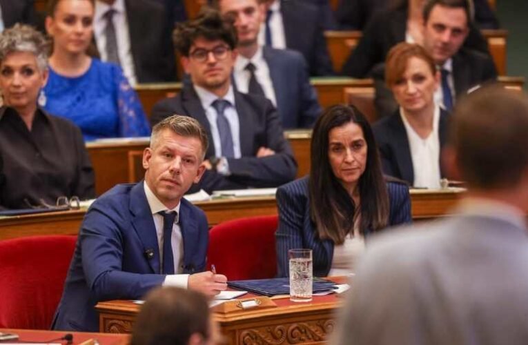 Cinikus államtitkári beismerés: „Korrekt bánásmódnak” hazudja a tiszás politikai bosszút Velkey György László