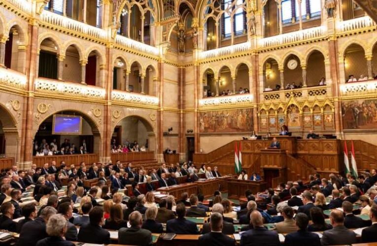 Vérbírói tempó a parlamentben: Magyar Péter gátlástalan showműsorral és rágalomözönnel leplezi a kormányzás teljes hiányát