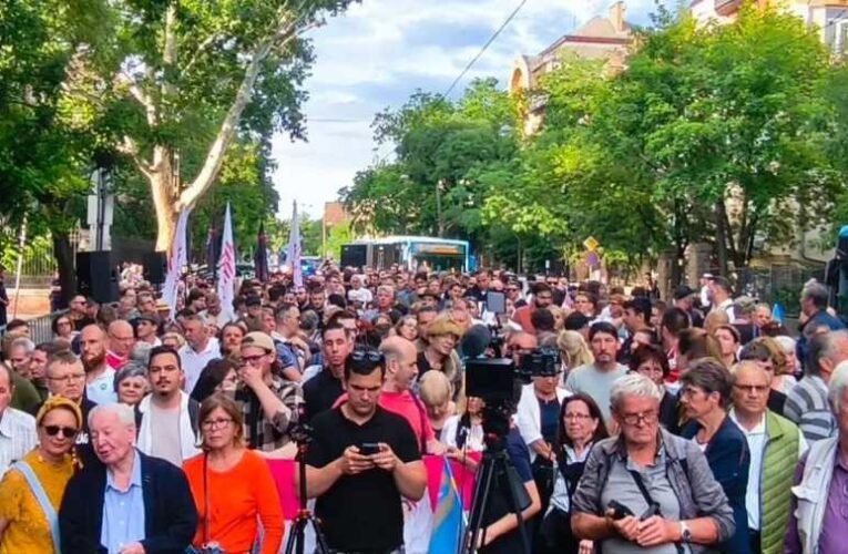 Trianon napján Budapest üzent Nagyváradnak – ezres tömeg állt ki Fejes Rudolf Anzelm apátért