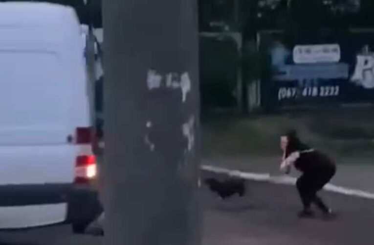 Vérbe fojtott tiltakozás: már a fegyvertelen civilekre lőnek az ukrán kényszertoborzók (videó, 18+)