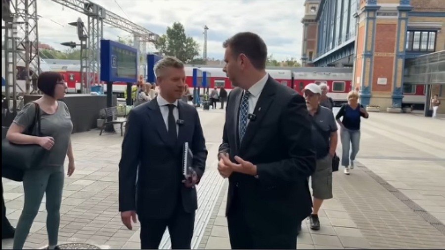 Videón a népítélet: Leköpték az utcán Magyar Pétert!