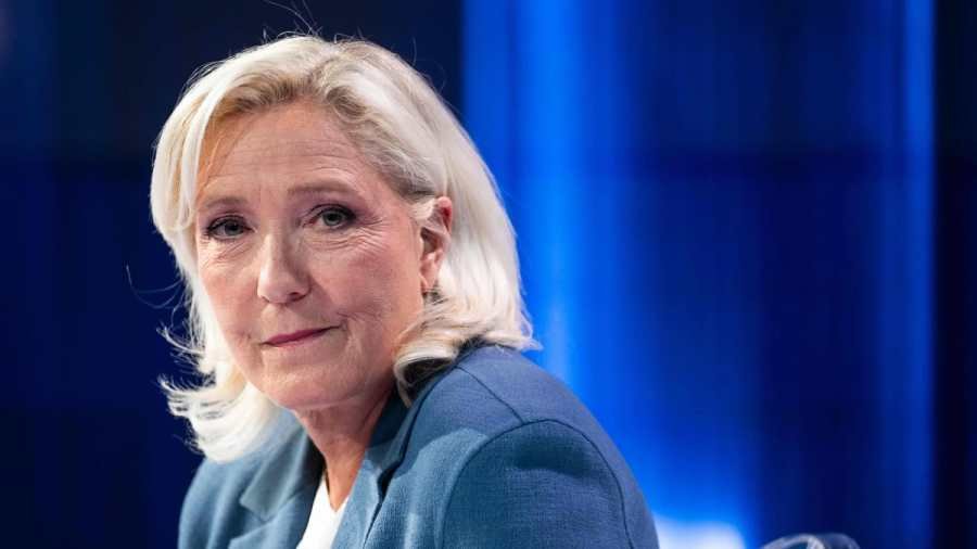 Marine Le Pen keményen beszólt Magyar Péternek: "lábbal tiporja a demokráciát"