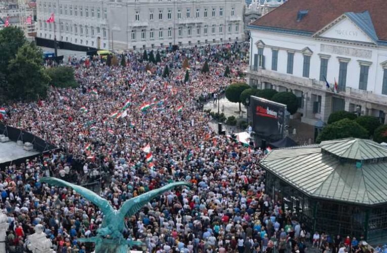 Fotókon a valóság: Megtelt a Sándor-palota előtti tér, tízezrek tiltakoztak a Tisza-kormány ellen