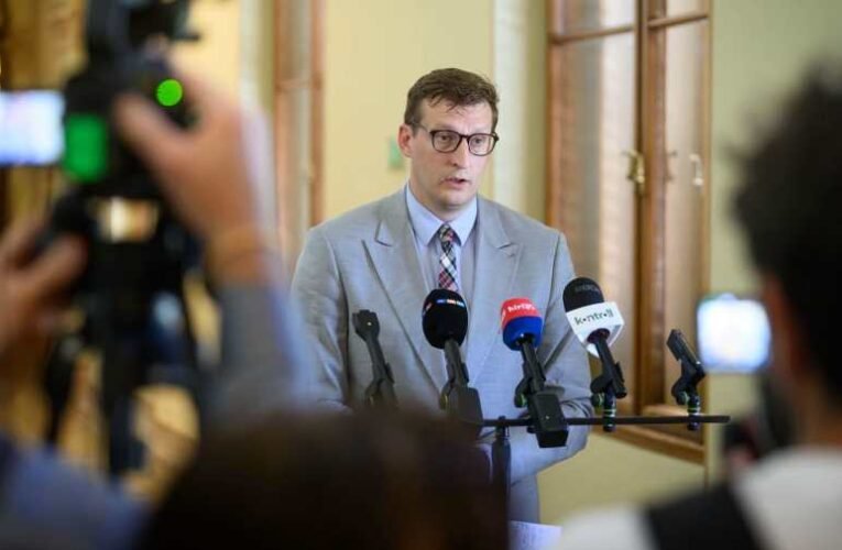 Panyi Miklós berúgja az ajtót: négy nap múlva ráomlik a kártyavár a pedofilváddal operáló aljas hálózatra