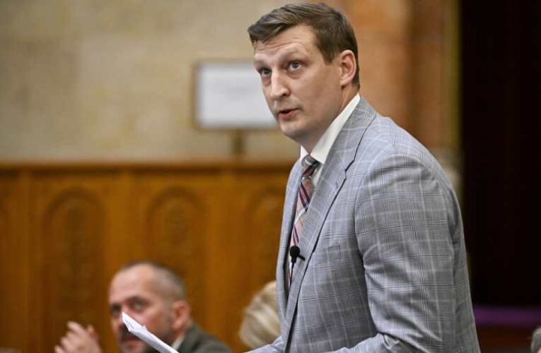 Panyi Miklós: „Szintlépés” – a Fidesz szerint politikai leszámolás zajlik az ügyészségi akció mögött