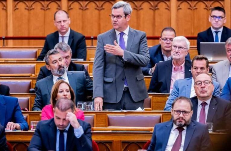 Újabb botrány a parlamentben: Takács Péter keményen szembesítette Magyar Pétert, a tiszás frakció tapssal fojtotta belé a szót!