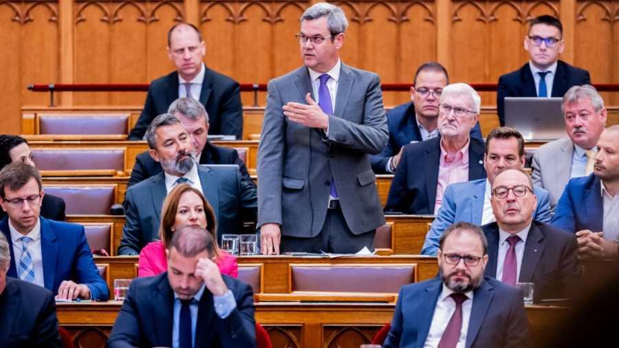 Botrány a parlamentben: Tapssal fojtották a szót Takács Péterbe a tiszások! | NIF