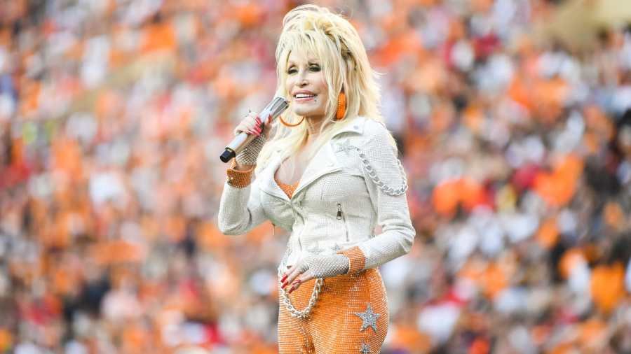 Elhunyt Dolly Parton, a countryzene legenda