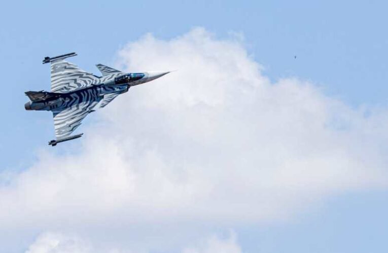 Lezuhant egy magyar Gripen Szolnoknál – Sikerült katapultálnia a pilótának