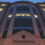 Home office-ból nem lehet hazát menteni – szégyelld magad, Orbán Anita! | NIF