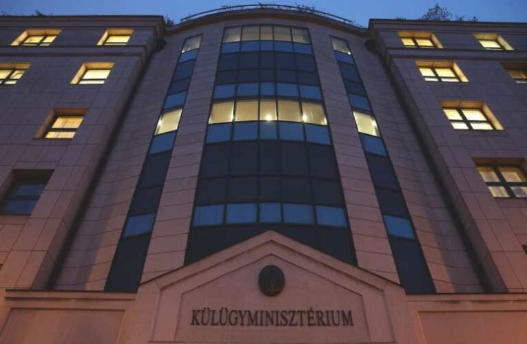 Home office-ból nem lehet hazát menteni – szégyelld magad, Orbán Anita!