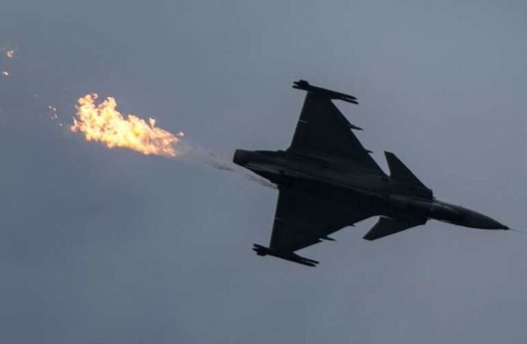 „Lángol a géped, b.szd meg!” – Drámai részletek a szolnoki Gripen-balesetről: teljes harci felszerelésben zuhant le a vadászgép