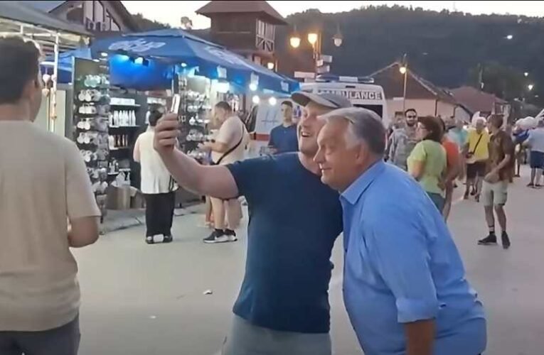 Sörrel a kézben, protokoll nélkül: Orbán Viktor lett a szerbiai trombitafesztivál fő látványossága