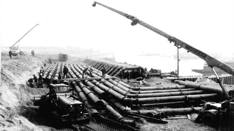 Tuzson Bence rámutatott: 1983-ban napok alatt megmentették a paksi atomerőművet egy dunai aszály idején. Magyar Péter kormánya tehetetlenül nézi a leállásokat.