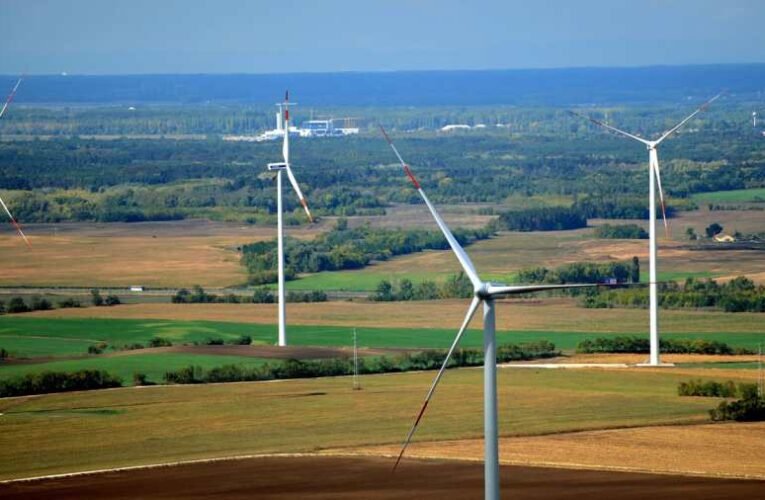 Aszód polgármestere tiltakozik: társadalmi egyeztetést és magyarázatot követel a Tisza-kormány szélerőmű-tervei miatt
