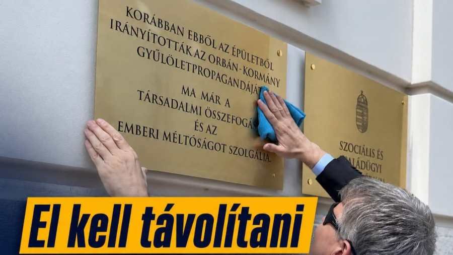 Rétvári Bence leleplezte: hatósági engedély nélkül, törvénytelenül rakták ki a gyűlöletkeltő táblát a szociális minisztérium épületére.