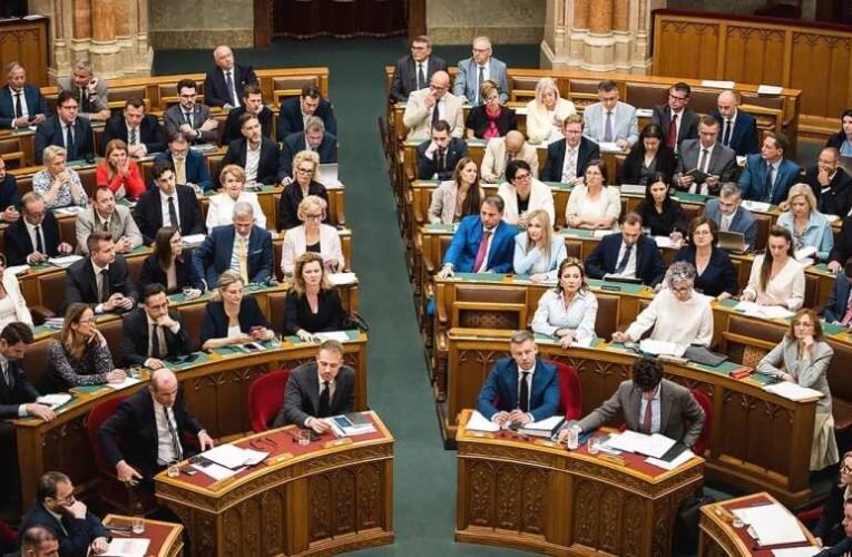Időgép a parlamentben: amikor a Ti-Sza Párt felszólalása visszahozta az MSZMP-kongresszusok hangulatát