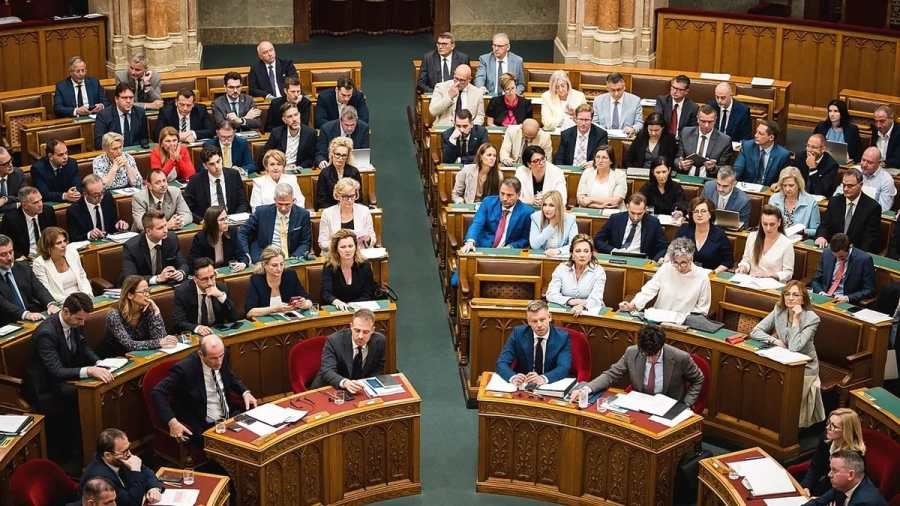 Időgép a parlamentben: a Ti-Sza Párt MSZMP-s hangulata | NIF