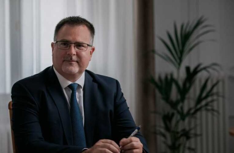 „Nem a miniszterelnök Facebookon adott utasításai szerint dolgozunk” – az ÁSZ visszautasította Magyar Péter vádjait