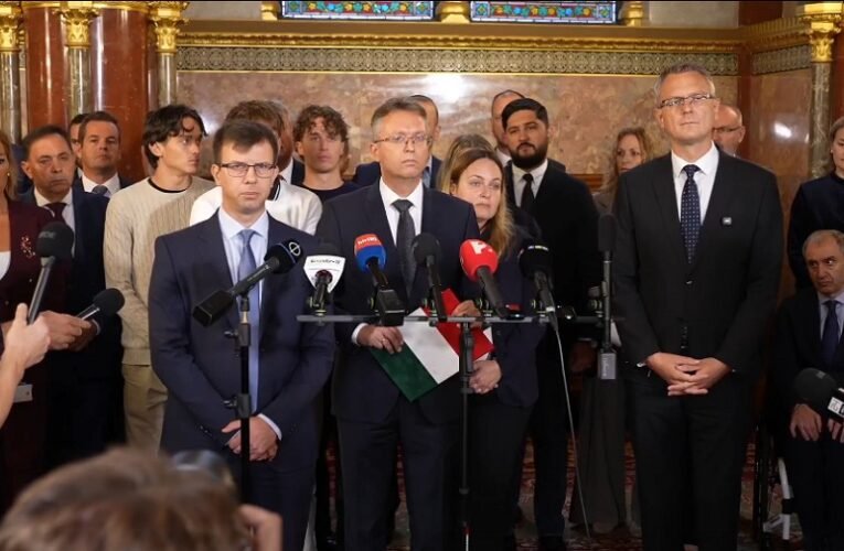 „A rendőrök már a spájzban vannak” – az Országház mélygarázsában várnak Forsthoffer Ágnes engedélyére, Hankó Balázs a frakcióirodában dolgozik