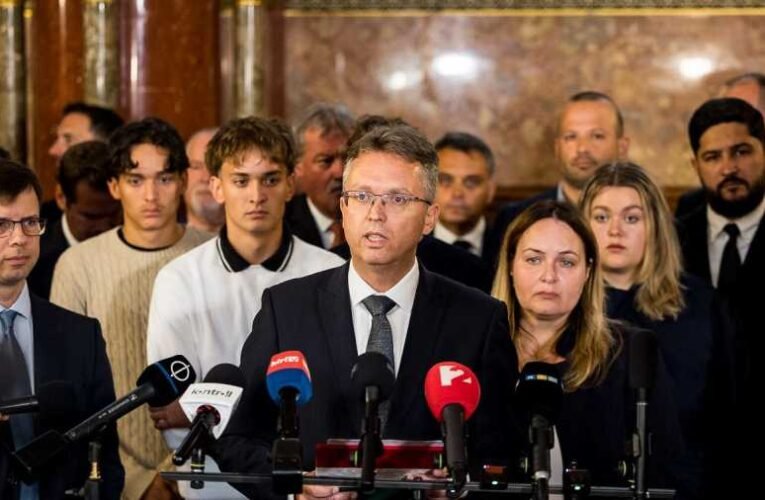 „Ha el akarnak vinni, innen, a munkahelyemről tegyék” – Hankó Balázs politikai fogságra készül, a Fidesz kiáll mellette