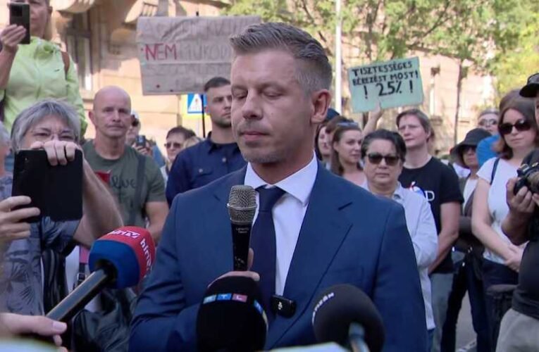 Magyar Péter a tüntetők közé ment, de kifütyülték – majd a HírTV ellen kezdett hergelni, és elmenekült