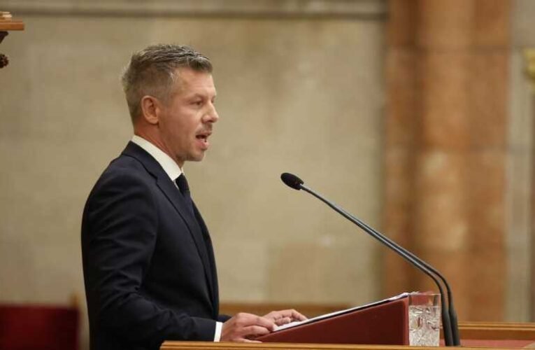 Zavaros kormányzati kommunikáció: Magyar Péter visszalépett az ukrán üzemanyagtárolótól, de a memorandumot már aláírták