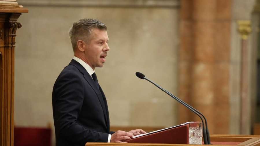 Zavaros kormányzati kommunikáció: Magyar Péter visszalépett az ukrán üzemanyagtárolótól | NIF