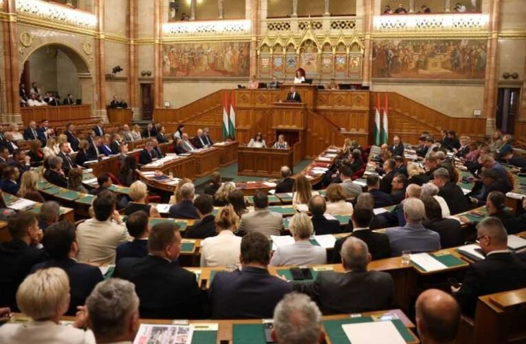 Magyar Péter újabb parlamenti botránya: Gyurcsányt idézte, a Fideszt támadta, a gyermekvédelemről hazudott