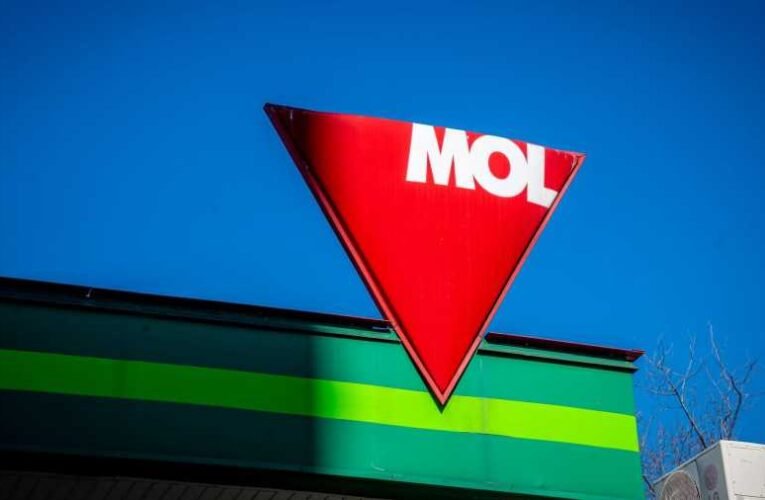 „Az állam keres Putyinon” – a Mol nyeli a drágulást, a lakosság fizet, a kormány pedig bezsebeli a többlet áfát és az oroszadót