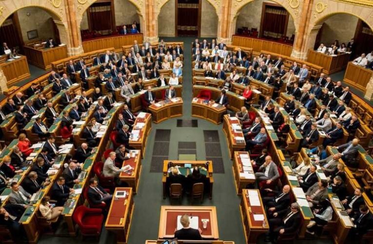 Egyhangú döntés, bojkottáló Fidesz – Magyar Péter, Hankó Balázs és Seszták Miklós mentelmi jogát is felfüggesztették