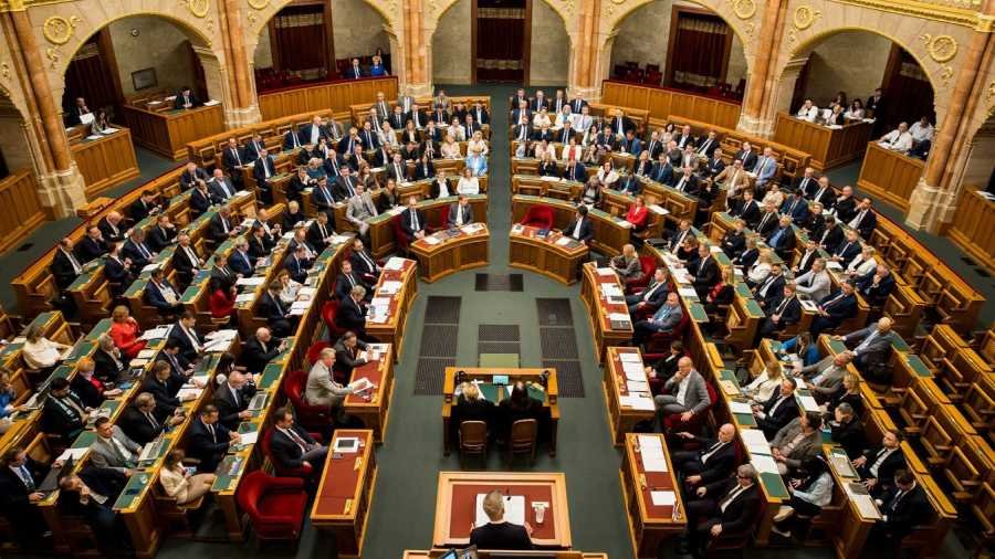 Egyhangú döntés, bojkottáló Fidesz – Magyar Péter, Hankó Balázs és Seszták Miklós mentelmi jogát is felfüggesztették | NIF