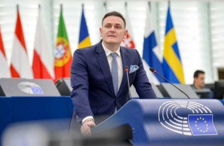 AfD-s képviselő: Magyar Péter Von der Leyen ölében – „az ő neveltjük, önkényesen kormányozhat”
