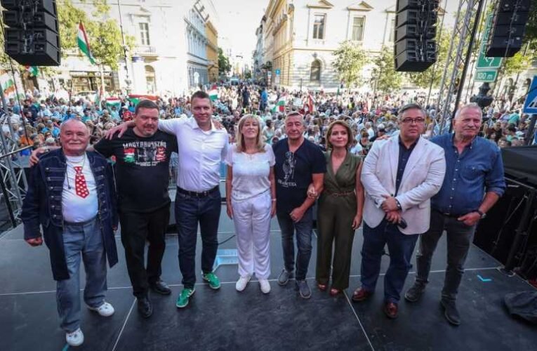 „Mi nem félünk, és nem hagyjuk magunkat megfélemlíteni” – tízezrek a Terror Háza előtt, Schmidt Mária üzent Tarr Zoltánnak