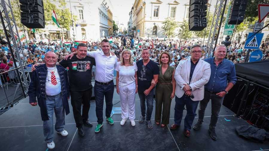 „Mi nem félünk, és nem hagyjuk magunkat megfélemlíteni” – tízezrek a Terror Háza előtt | NIF