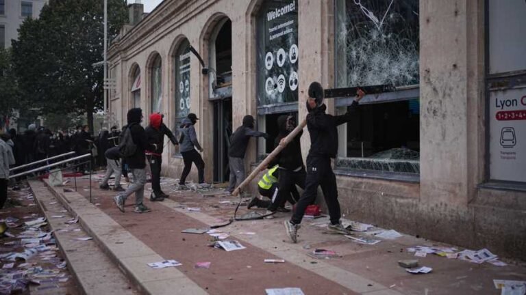 A francia zavargások igazi arca: nem diákok, hanem egy nemzetközi hálózat állhat a háttérben | NIF