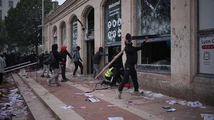 A francia zavargások igazi arca: nem diákok, hanem egy nemzetközi hálózat állhat a háttérben | NIF