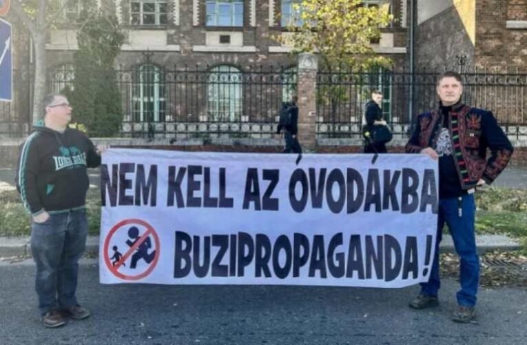 „Nem kell az óvodákba a buzipropaganda” – Budaházy Györgyéket erőszakkal hallgattatták el a Kossuth téren
