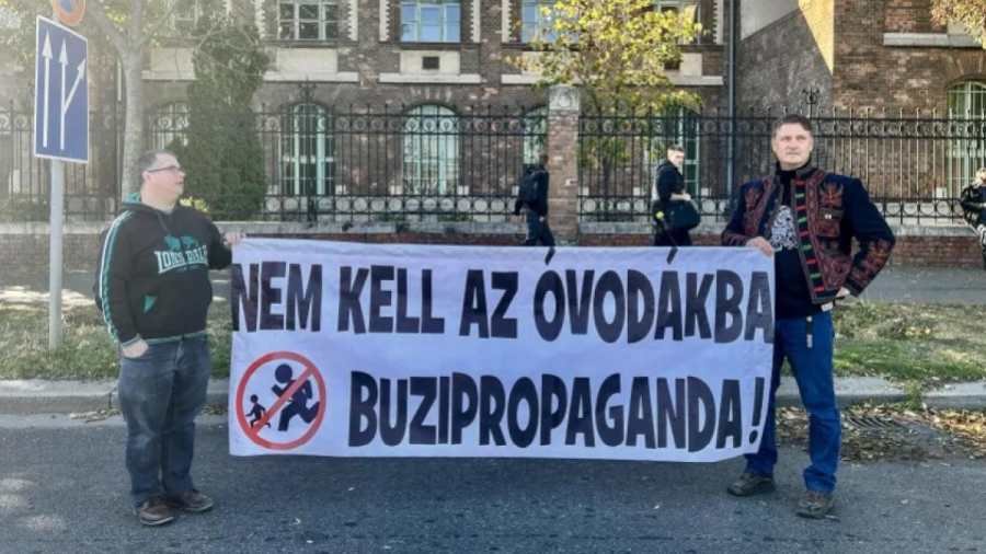 „Nem kell az óvodákba a buzipropaganda” – Budaházy Györgyéket erőszakkal hallgattatták el a Kossuth téren | NIF