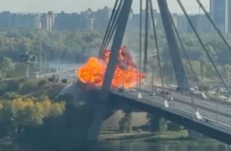 Drónok támadják Kijev hídjait, Merz éppen Zelenszkijt látogatja – az oroszokat ez nem hatja meg (videó)