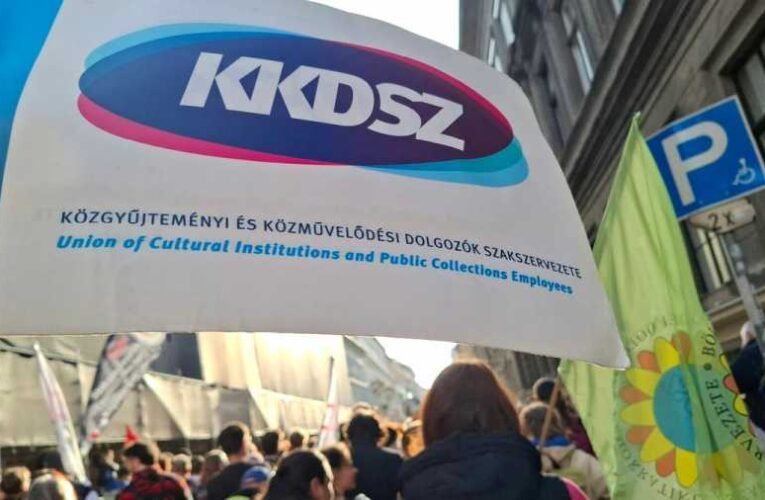 „Nulla százalékos béremelés” – azonnal tüntettek a Miniszterelnökségnél, Tarr Zoltánt kifütyülték