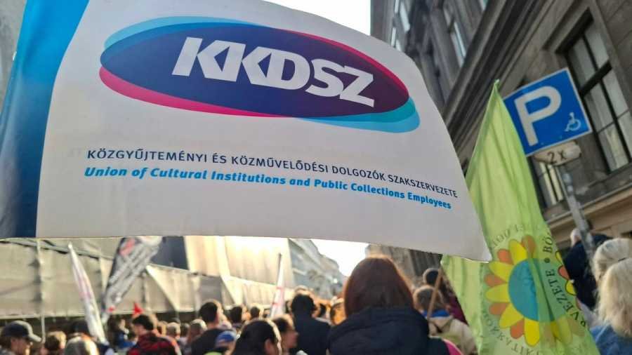 „Nulla százalékos béremelés” – azonnal tüntettek a Miniszterelnökségnél, Tarr Zoltánt kifütyülték | NIF
